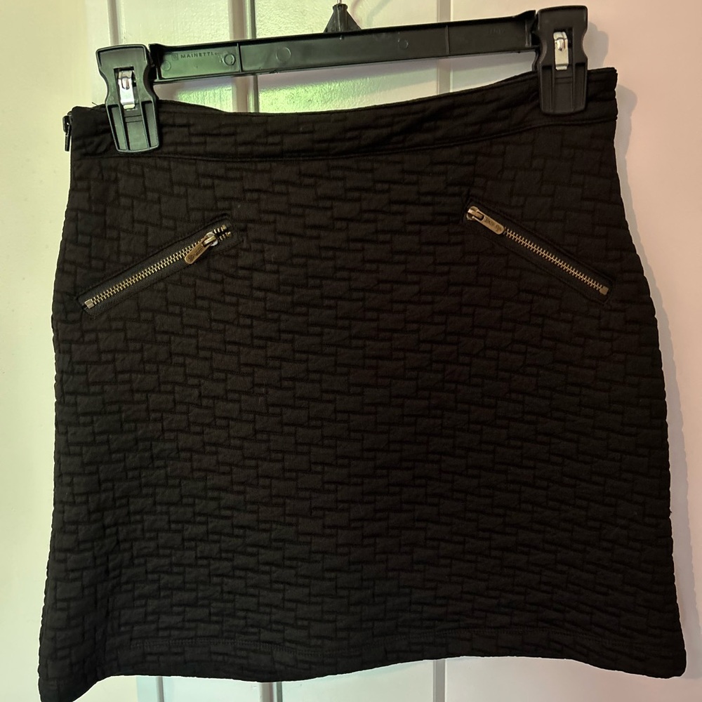 A cute skirt that has never been worn. Black with 2 zippers on the back